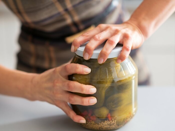 Чӣ тавр дуруст банка кушодан: усулҳои санҷидашуда барои ҳар гуна сарпӯшҳо